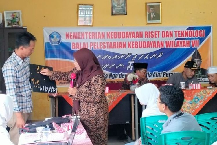 Nurningsih (61), pegiat Aksara Kaganga, mempraktikkan penggunaan alat bantu ajar aksara suku Rejang1di Desa Perbo, Kecamatan Curup Utara, Sabtu (11/11/2023).  