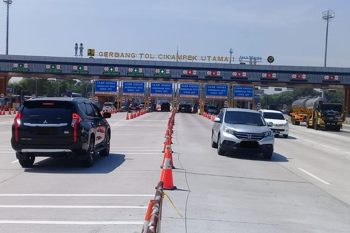 Situasi pengendara keluar masuk dari Gerbang Tol Cikampek Utama, Jakarta, Sabtu (1/8/2020).