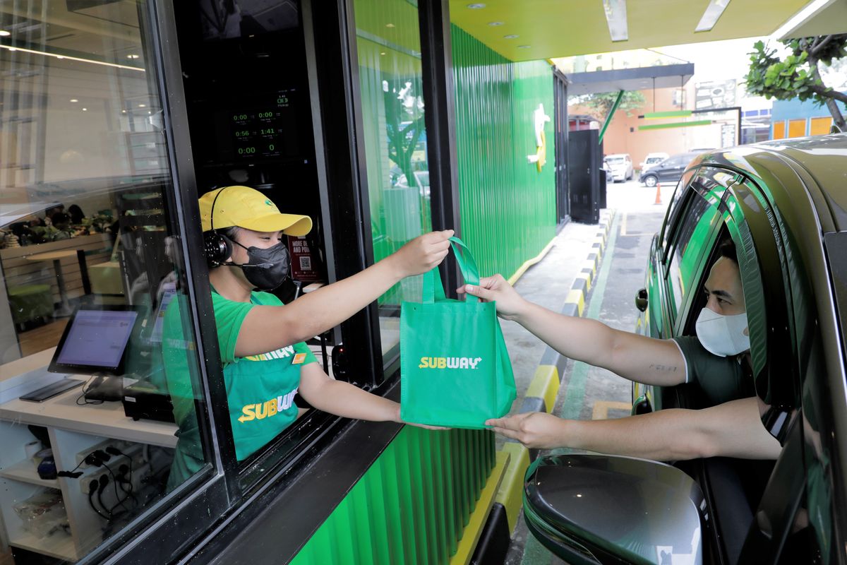 Subway membuka restoran drive thru pertamanya di rest area KM 57.