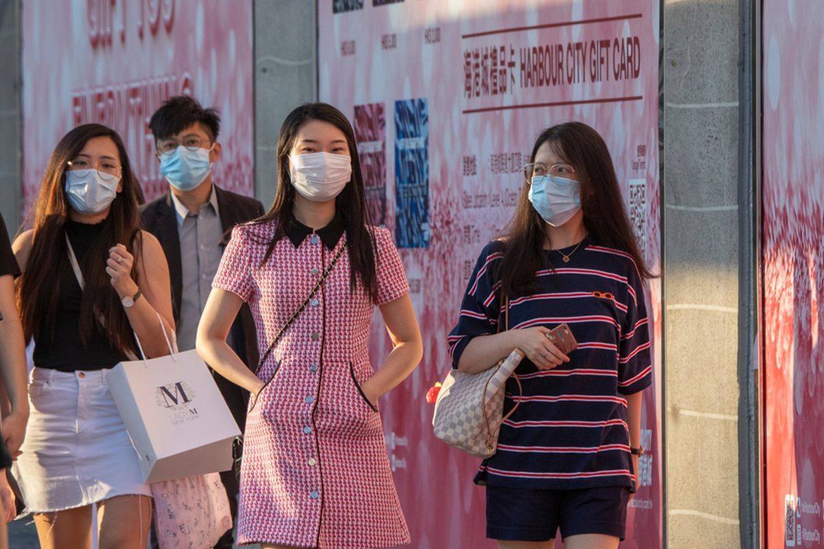 Sejumlah warga mengenakan masker di jalanan Hong Kong. Pemakaian masker kini diwajibkan di seluruh ruang publik. Foto diambil 24 Juli 2020.