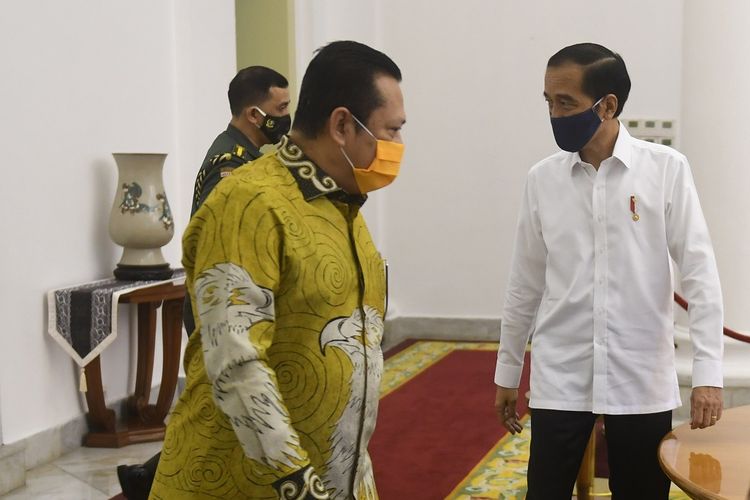 Presiden Joko Widodo (kanan) menyambut Ketua MPR Bambang Soesatyo (kiri) saat pertemuan di Istana Bogor, Jawa Barat, Rabu (8/7/2020). Pertemuan tersebut membahas sejumlah isu-isu kebangsaan. ANTARA FOTO/Akbar Nugroho Gumay/aww.