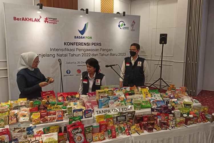 Kepala Badan Pengawas Obat dan Makanan (BPOM) Penny K. Lukito (kiri) menjelaskan tentang hasil pengawasan pangan olahan menjelang Natal dan tahun baru 2023 dalam konferensi pers di Kantor BPOM, Jakarta Pusat, Senin (26/12/2022).
