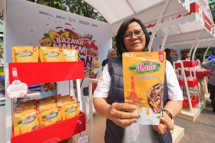 Ketua Kelompok Pisang Sale Mades Ni Made Suryani di pameran Bazaar UMKM BRILian.