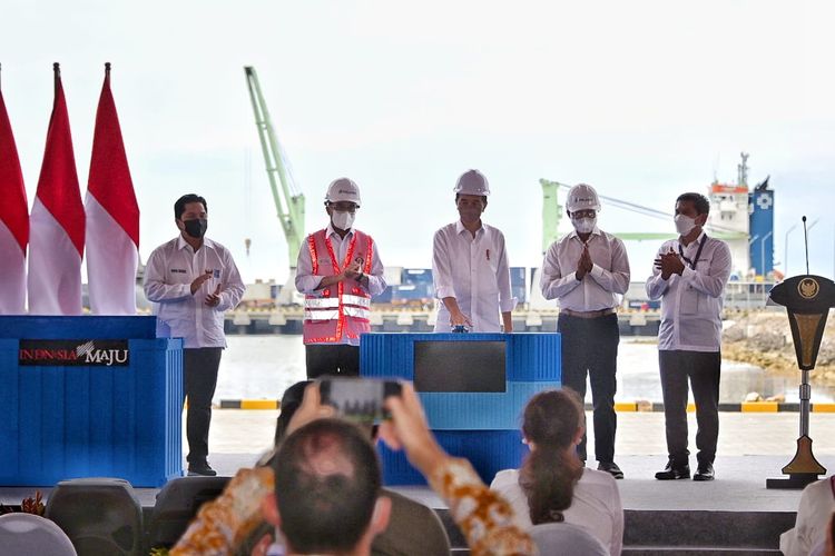 Presiden Joko Widodo (Jokowi) dan Menteri Perhubungan Budi Karya Sumadi saat meresmikan Terminal Multipurpose Wae Kelambu Pelabuhan Labuan Bajo di Kabupaten Manggarai Barat, Nusa Tenggara Timur (NTT), Kamis (14/10/2021).