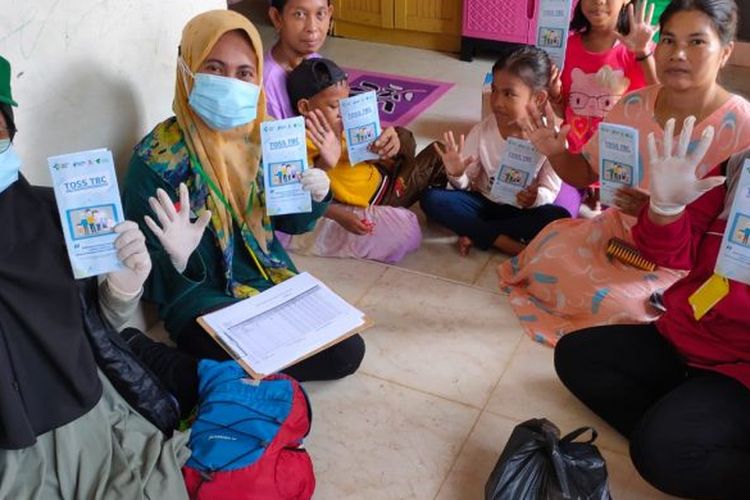 Sejumlah relawan kesehatan Dompet Dhuafa Cabang Sulawesi Selatan, menggelar program Ketuk Pintu, sebagai upaya pencegahan dan investigasi Tuberkulosis, sekaligus memperingati Hari Tuberkulosis Sedunia, Kamis (25/3/2021).
