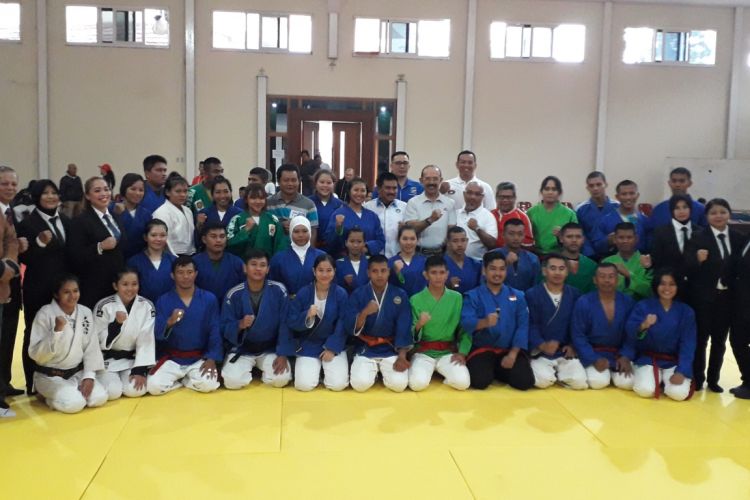 Para pengurus PB Kurash Indonesia bersama dengan para atlet yang mengikuti  Seleksi Nasional untuk SEA Games 2019 yang berlangsung di Ciloto, Cianjur, Jawa Barat, Minggu (27/1/2019).