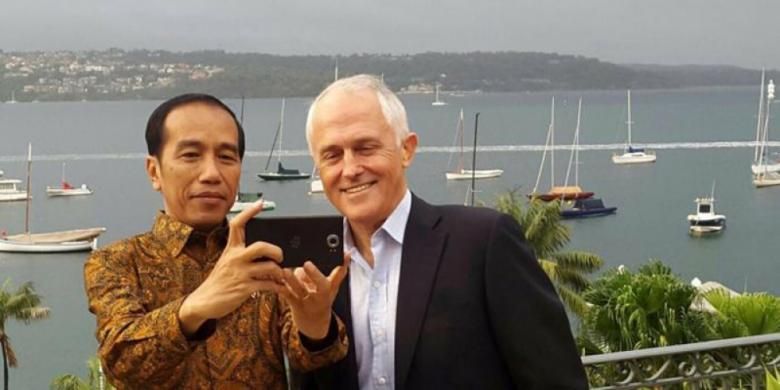 Presiden Joko Widodo dan PM Malcolm Turnbull ber-selfie di pelabuhan Sydney, akhir Februari 2017.

