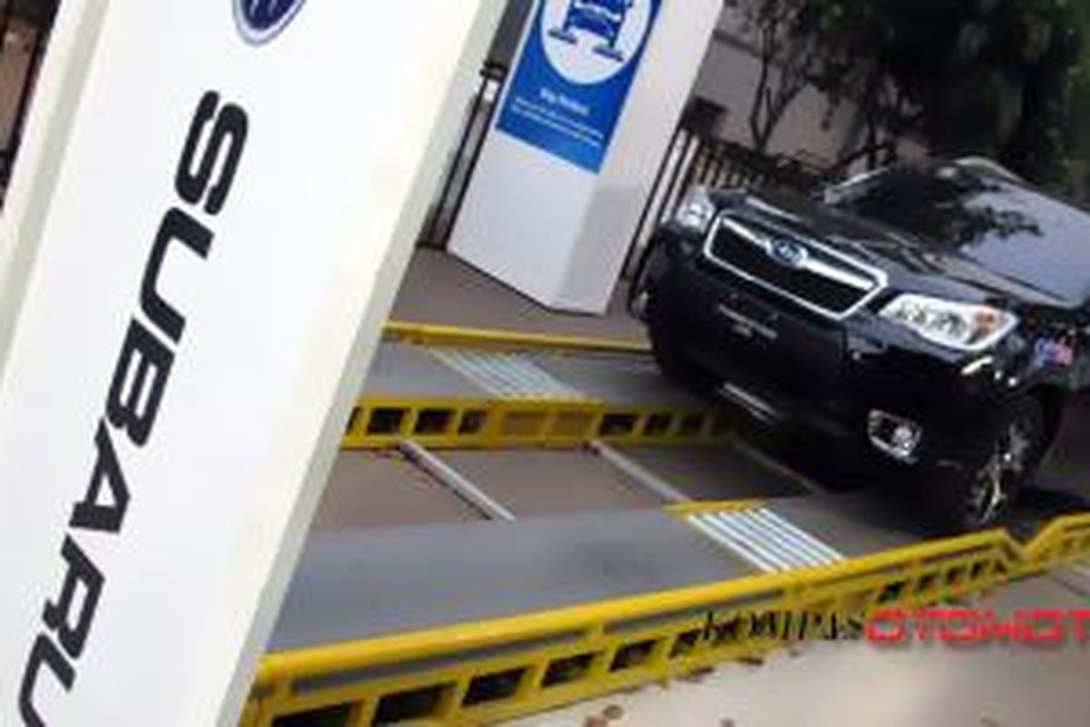 Simulasi jalanan licin dalam salah satu tantangan Subaru AWD Challange.