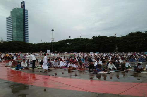 Khusyuknya Shalat Id di Lapangan Karebosi Makassar meski Gerimis Turun