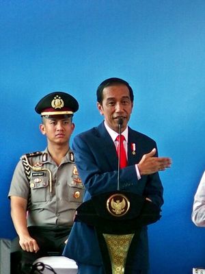 Presiden Joko Widodo (kedua kiri) berdialog dengan seorang petani bawang asal Magelang, Fathul Hakim, saat memberikan orasi ilmiah pada acara Dies Natalis ke-60 Universitas Diponegoro (Undip), di Semarang, Jawa Tengah, Selasa (17/10/2017). Presiden menegaskan tentang pentingnya peran perguruan tinggi dalam situasi perkembangan global yang begitu dinamis untuk mengantisipasi dan mempersiapkan langkah dan antisipasinya. 