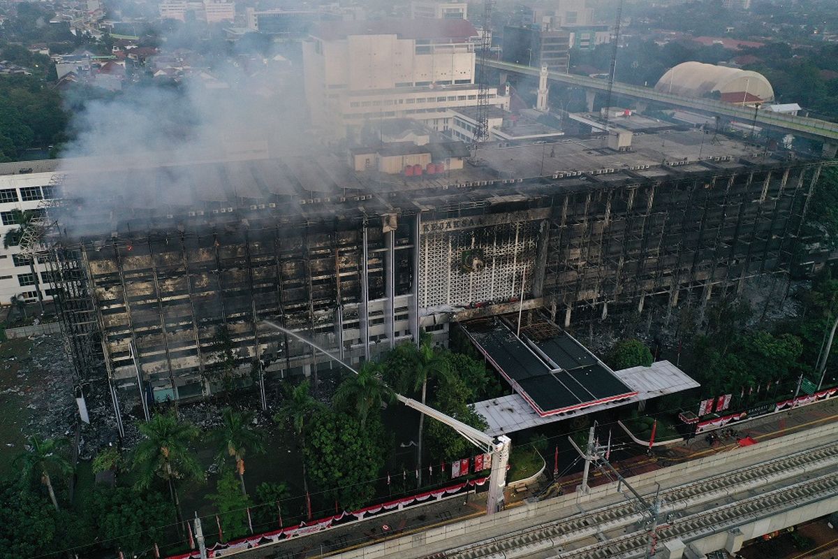 Foto udara gedung utama Kejaksaan Agung yang terbakar di Jakarta, Minggu (23/8/2020). Kebakaran yang berawal sejak Sabtu (22/8) malam itu masih dalam penanganan pihak pemadam kebakaran hingga Minggu pukul 06.00 WIB. ANTARA FOTO/Aditya Pradana Putra/foc.
