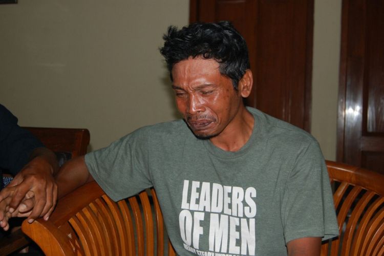 Muhaimin (39), warga Kecamatan Tunjungan, Kabupaten Blora, Jawa Tengah tak kuasa menahan air matanya saat mengadu ke‎ kantor Sekretariat Dewan Pendidikan Kabupaten Blora, Rabu (24/1/2018)