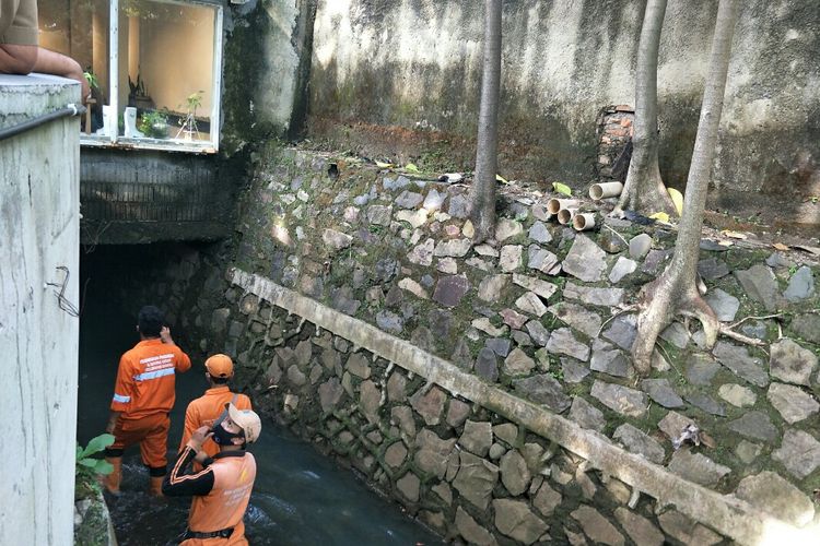 Penampakan salah satu di antara bangunan ruko yang beridiri di atas saluran air di kawasan Kemang Utara, Bangka, Mampang Prapatan, Jakarta Selatan. Sederet bangunan iti diduga menjadi penyebab banjir di lokasi tersebut. 