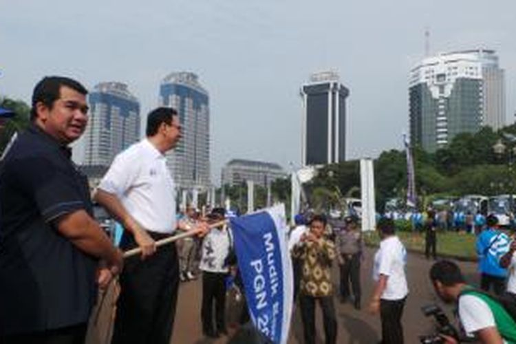 Wakil Gubernur DKI Jakarta Basuki Tjahaja Purnama melepas mudik bareng PGN, di Silang Barat Monas, Jakarta, Jumat (25/7/2014).
