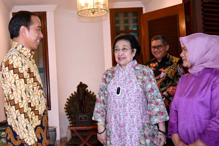 Suasana silaturahmi Lebaran antara Presiden Joko Widodo dan Ibu Iriana Jokowi bersama Presiden kelima sekaligus Ketua Umum PDI-P Megawati Soekarnoputri di kediaman Megawati, Jalan Teuku Umar, Jakarta, Kamis (27/4/2023).