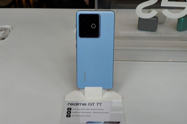 Realme GT 7T hadir dengan punggung belakang berbahan kulit, dengan aksen strip dua garis vertikal yang mencerminkan kecepatan.