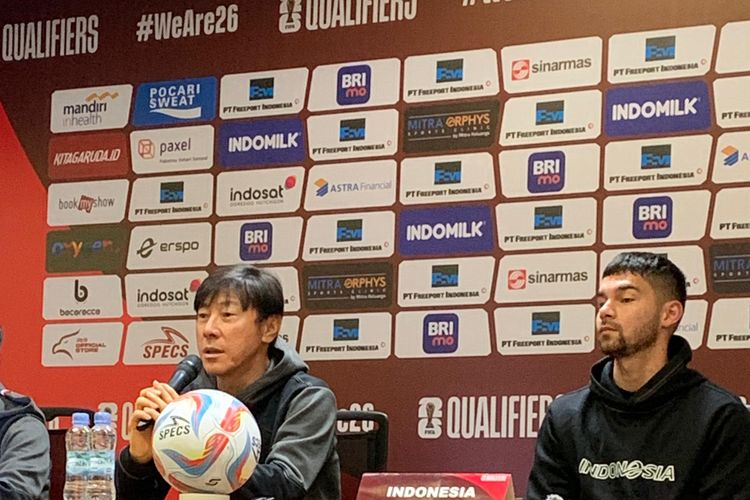 Pelatih timnas Indonesia, Shin Tae-yong dan pemain Sandy Walsh menghadiri sesi konferensi pers menjelang duel melawan Vietnam di Kualifikasi Piala Dunia 2026 zona Asia, Rabu (20/3/2024).