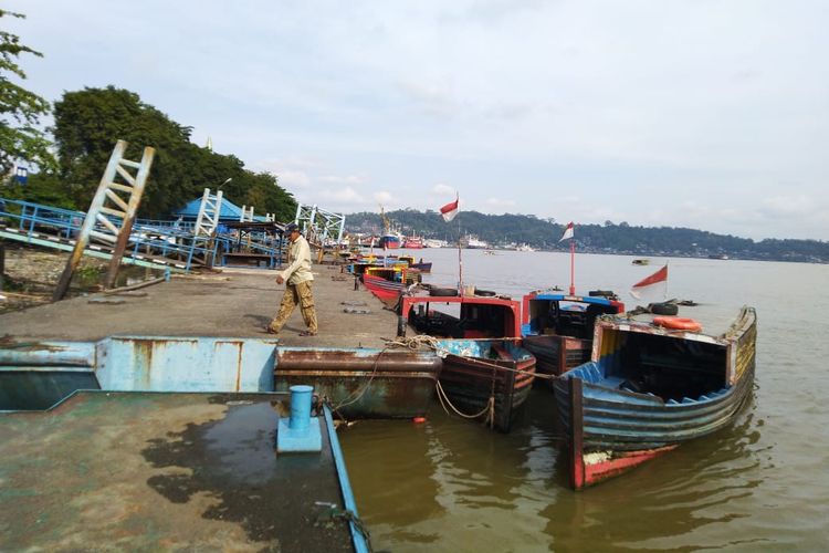 Perahu Tambangan menunggu penumpang di Dermaga Pasar Pagi Samarinda, Minggu (13/10/2019).  