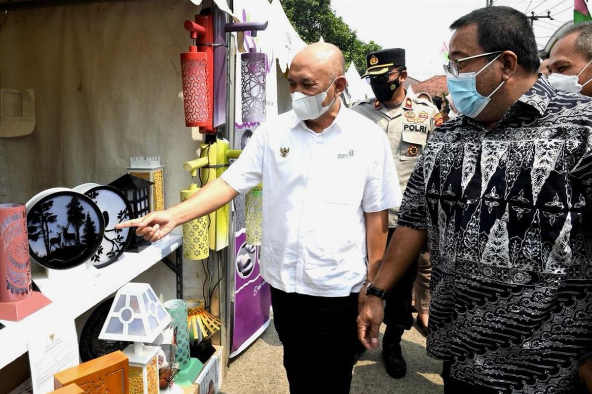 Menteri Koperasi dan Usaha Kecil Menengah (MenKopUKM) Teten Masduki pada acara Festival Cengkok Karya Mandiri, di Desa Cengkok, Balaraja, Tangerang, Banten, Minggu (31/7).
