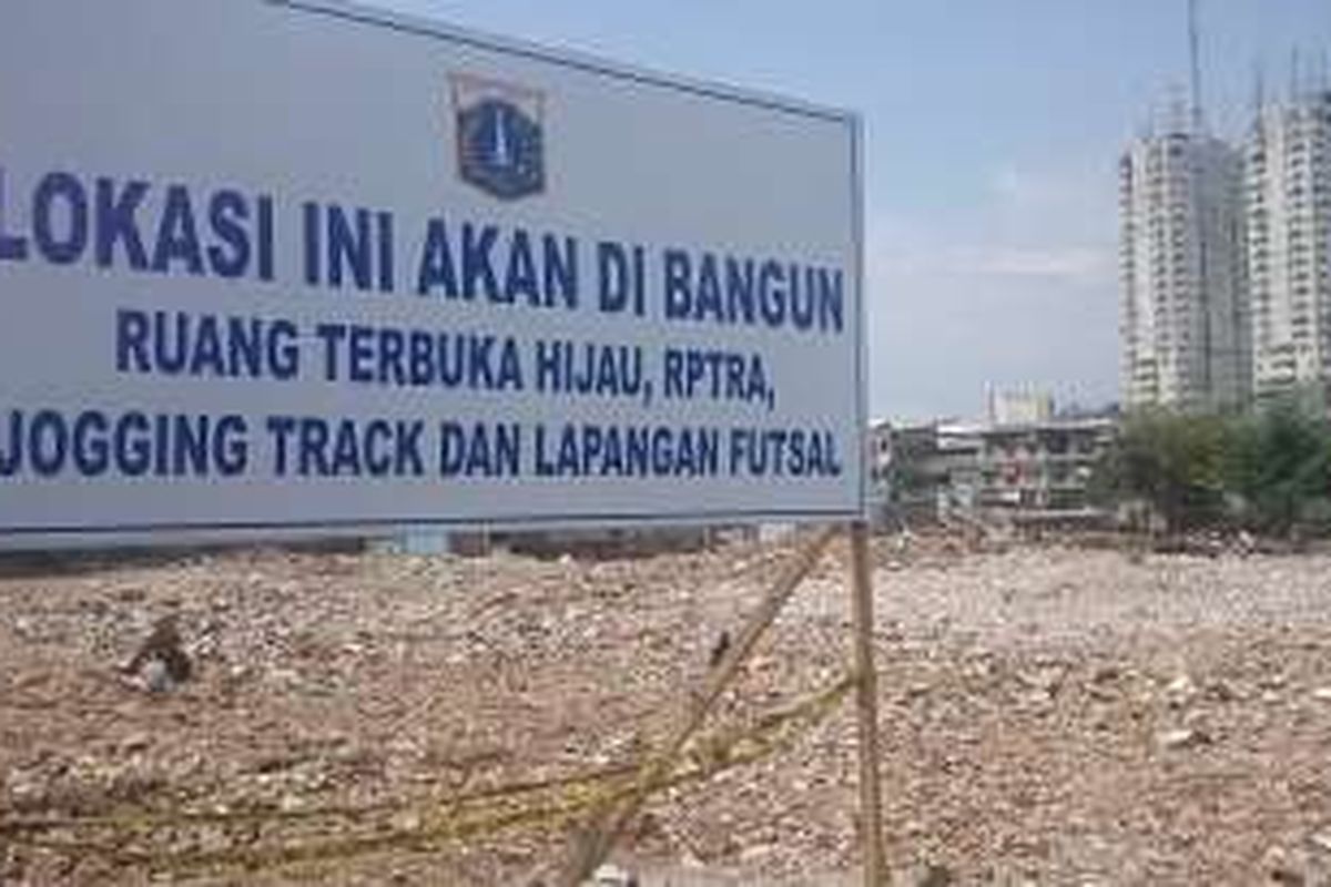 Papan pemberitahuan milik Pemprov DKI yang terpampang di Kawasan Kalijodo, Jakarta Barat, rabu (16/3/2016). Papan tersebut memberitahukan bahwa Kawasan Kalijodo akan kembali difungsikan sebagai ruang terbuka hijau.