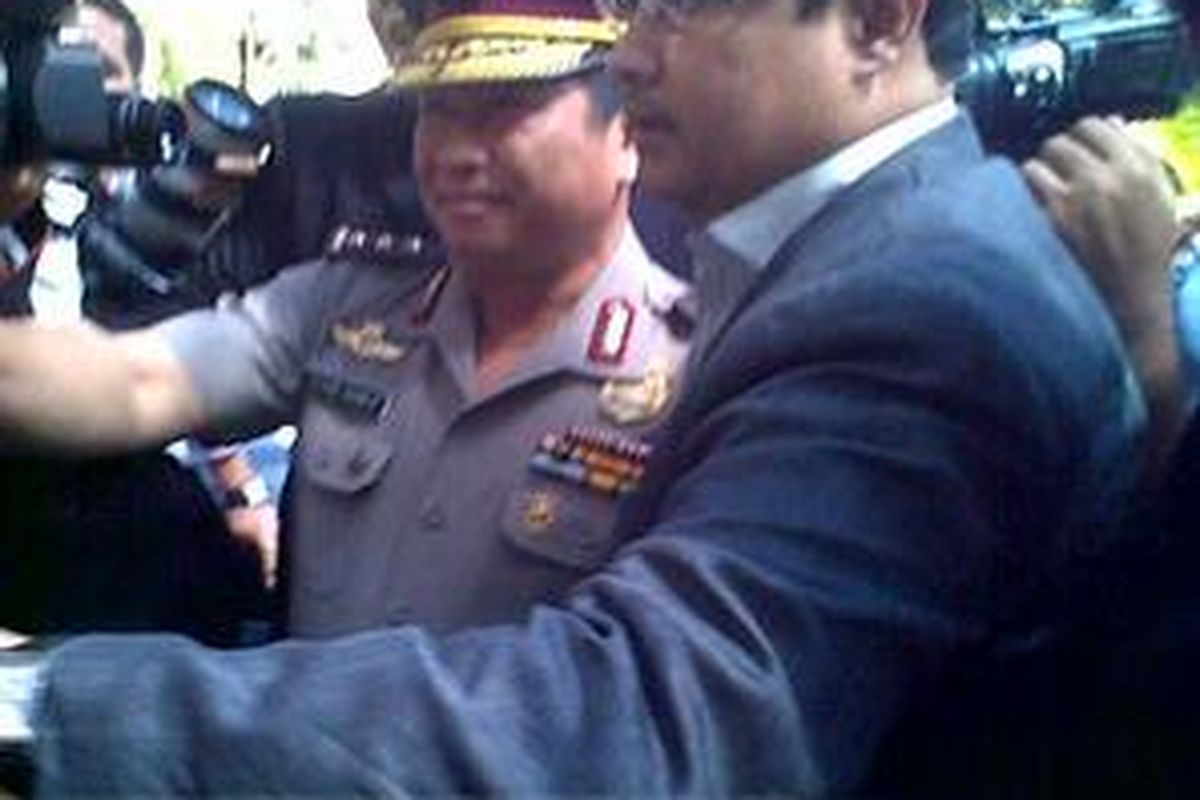 Komjen Susno Duadji tiba di Mabes Polri, Jakarta, sebelum diperiksa, Selasa (20/4/2010).