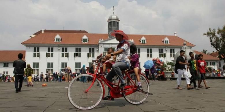 Pengunjung mengendarai sepeda sewaan di lapangan Taman Fatahillah di kawasan Kota Tua Jakarta Barat, Rabu (30/7/2014). Dua hari setelah lebaran, kawasan Kota Tua dipenuhi warga yang mengisi masa liburan bersama keluarga. 