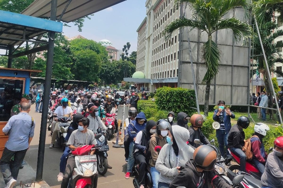 Sejumlah mahasiswa Universitas Islam Negeri (UIN) Syarif Hidayatullah hendak menuju Istana Negara untuk melakukan aksi demonstrasi menolak Undang-Undang Cipta Kerja, Kamis (8/10/2020)