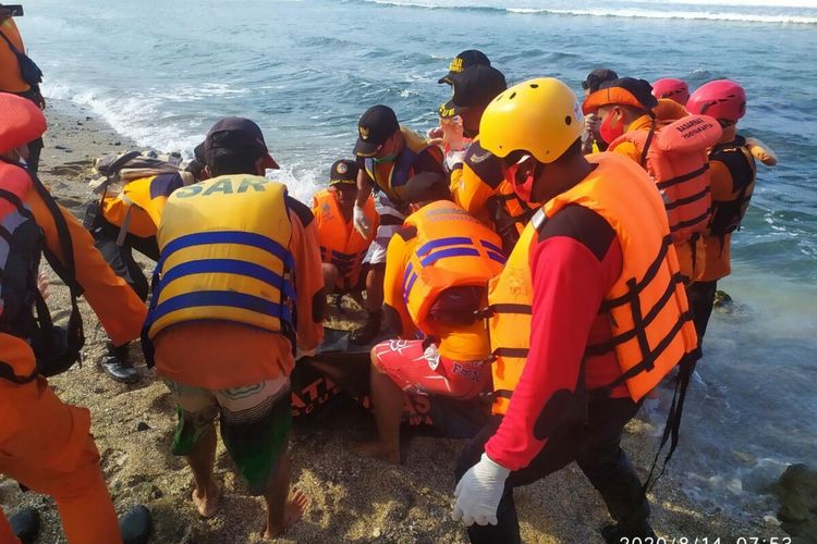 Evakuasi Pemancing Pantai Wediombo oleh Tim Sar Gabungan Jumat (14/8/2020)