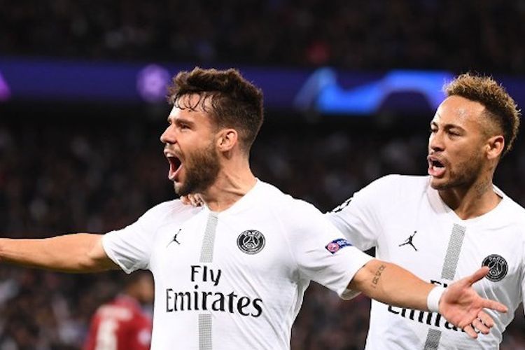 Neymar merayakan gol Juan Bernat pada pertandingan PSG vs Liverpool dalam lanjutan Liga Champions di Stadion Parc des Princes, 28 November 2018. 