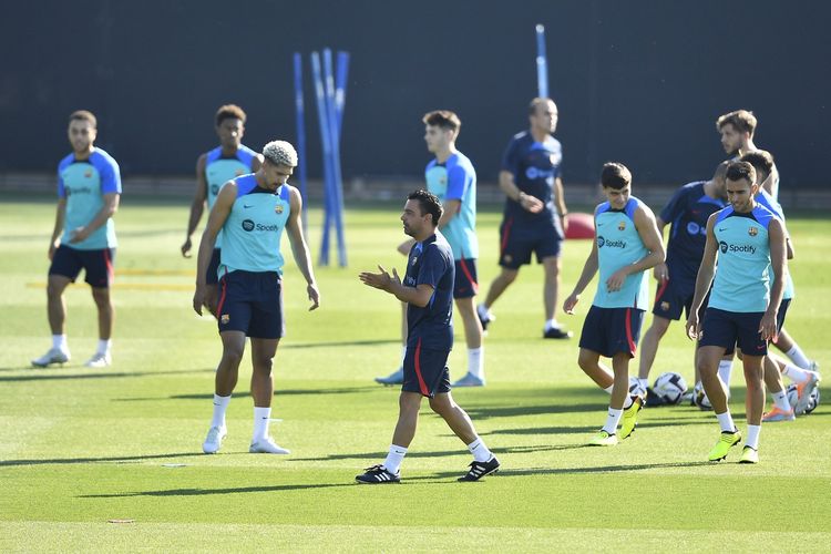 Xavi Hernandez memimpin sesi latihan Barcelona di lapangan latihan Joan Gampir, Barcelona, pada 12 Juli 2022. Terkini, Barcelona akan menjamu Elche pada laga lanjutan Liga Spanyol. Duel Barcelona vs Elche dalam jadwal Liga Spanyol akan digelar di Stadion Spotify Camp Nou, Sabtu (17/9/2022) malam WIB.