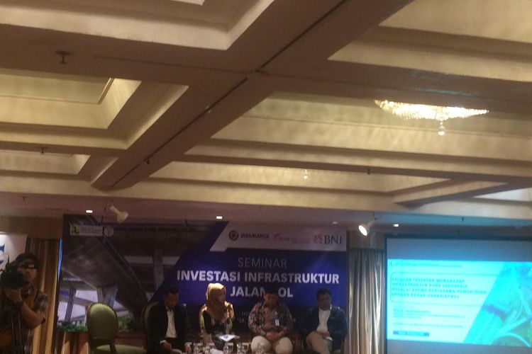 Ira Ariani selaku Kasubdit Pemantauan dan Evaluasi DJPI PUPR, Eka Setia Adrianto selaku Corporate Finance Jasa Marga, dan Kris Ade Sudiyono selaku CEO Astra Infra pada Seminar Investasi Infrastruktur Jalan Tol, Hotel Ambhara, Jakarta, Jumat, (13/12/2019).