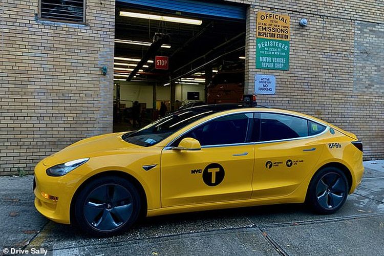 Taksi mobil listrik dari Tesla Model 3 di New York City, AS, yang dioperatori oleh Drive Sally.