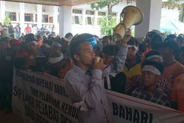 Menolak pengesahan koperasi Tunas Bangsa Mandiri, ratusan buruh pelabuhan kontainer Kendari demo di gedung DPRD Sultra