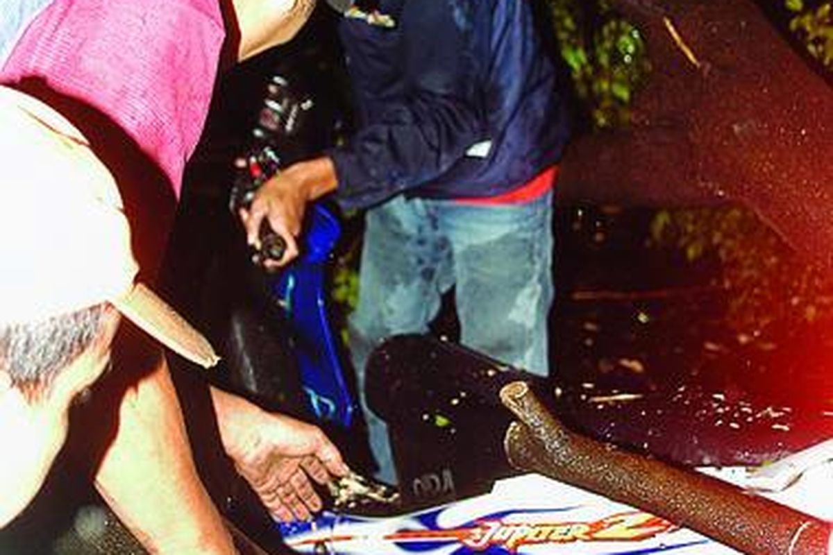 Sebuah sepeda motor, Selasa (28/12), tertimpa pohon yang roboh saat hujan dan angin kencang di Jalan Panjang Raya dekat Rumah Sakit Umum Medika Permata Hijau, Jakarta. Tidak ada korban jiwa dalam peristiwa itu, tetapi menyebabkan kemacetan panjang.