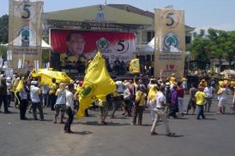 Suasana kampanye nasional Partai Golkar di Kota Malang,Jawa Timur, masih terlihat sepi. Kampanye itu akan dihadiri ARB, GIGI Band dan Denada. Kamis (27/3/2014).