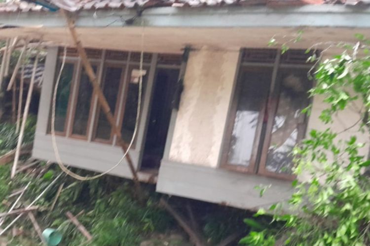 Salah satu rumah warga di Kabupaten Cianjur, Jawa Barat, yang terdampak bencana banjir dan longsor, Senin (19/6/2023).