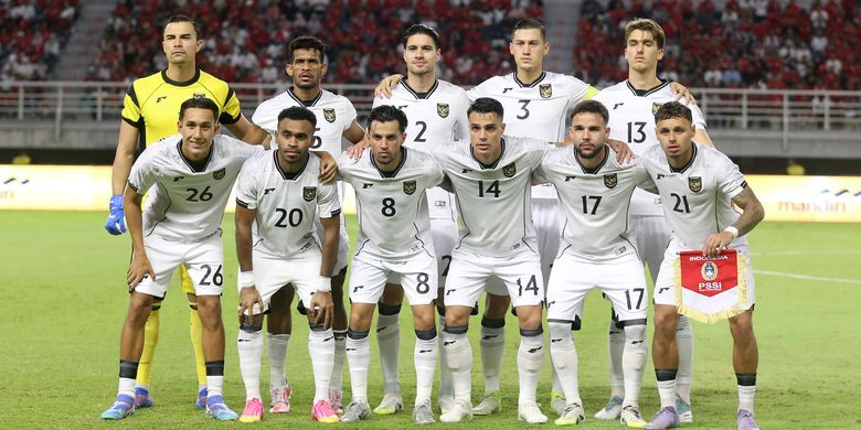 Pemain timnas Indonesia foto bersama sebelum laga FIFA Matchday melawan Lebanon yang berakhir dengan skor 0-0 di Stadion Gelora Bung Tomo Surabaya, Jawa Timur, Senin (8/9/2025) malam.
