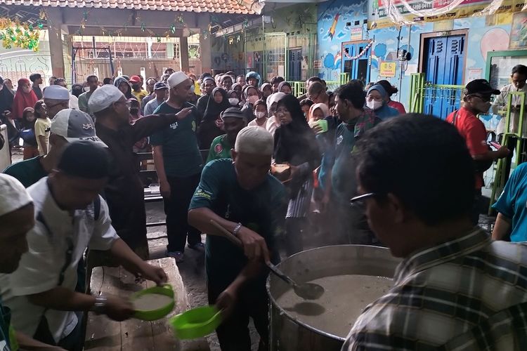 Pembagian Bubur takjil samin khas Banjar, Kalimantan, kembali dibagikan oleh Takmir Masjid Darussalam Jayengan, Serengan, Solo, Jawa Tengah, selama bulan Ramadhan 1444 Hijriah.