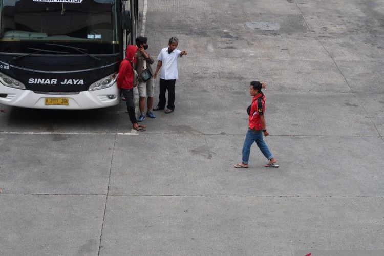 Sejumlah pengemudi bus sedang parkir di Terminal Kampung Rambutan, Jakarta Timur