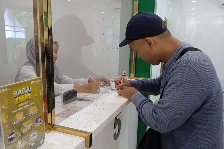 Salah satu nasabah saat bertransaksi di Pegadaian CP Nganjuk, Senin (22/9/2025)