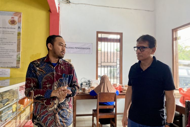 Owner Oreng Osing, Alan Ahmad Maulana (kiri) berbincang dengan Ketua Pengurus YDBA Rahmat Samulo di lokasi, Banyuwangi, Kamis (8/8/2024). 