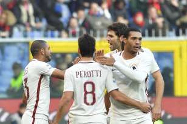 Para pemain AS Roma merayakan gol ke gawang Genoa pada partai lanjutan Serie A di Stadion Luigi Ferraris, Minggu (8/1/2017).