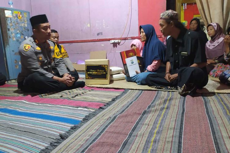 Kapolres Jombang AKBP Moh Nurhidayat mengunjungi rumah orang tua almarhum Muhammad Irsyad Aljuned, korban tragedi Kanjuruhan, asal Dusun Mernung Lor, Desa Sumbernongko, Kecamatan Ngusikan, Kabupaten Jombang, Jawa Timur.