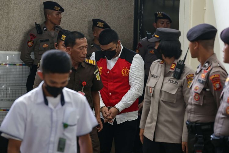 Shane Lukas, terdakwa penganiayaan remaja berinisial D tiba di Pengadilan Negeri (PN) Jakarta Selatan, Selasa (13/6/2023). Agenda sidang lanjutan kali ini mendengarkan keterangan saksi salah satunya orang tua D, Jonathan Latumahina.