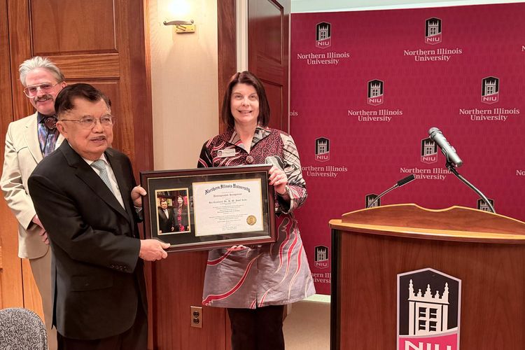 JK Receives Special Award from NIU, Recognized as a Connector Between Indonesia and the United States