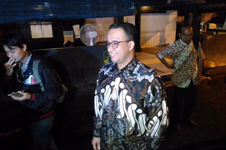 Gubernur DKI Jakarta Terpilih, Anies Baswedan, mendatangi kediaman Gubernur DI Yogyakarta, Sultan HB X di Keraton Yogyakarta, Selasa (18/7/2017) malam. 
