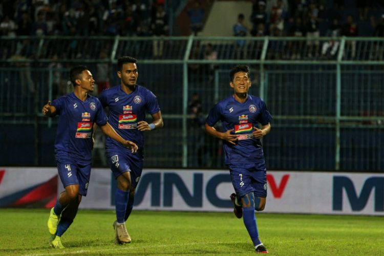 Para pemain Arema FC, Dendi Santoso, Muhammad Rafli, Oh In Kyun (dari kiri ke kanan), pada laga kontra Sabah FA di Stadion Kanjuruhan, Selasa (11/2/2020), dalam partai Piala Gubernur Jatim 2020.