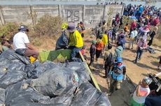 Warga Gotong Royong Bersihkan Pantai Gebang Cirebon yang Penuh Sampah