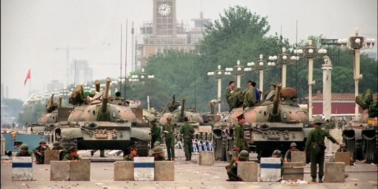Foto ini diambil pada 6 Juni 1989 memperlihatkan Tentara Pembebasan Rakyat (PLA) didukung puluhan tank mengamankan jalan raya Chang'an yang menuju Lapangan Tiananmen, Beijing.