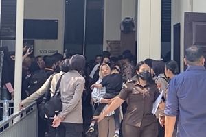 Hakim Minta Anak Bungsu Nikita Mirzani Keluar dari Ruang Sidang